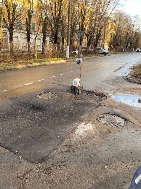 Уже больше 2 месяцев в таком состоянии. Особенно нравится палка, ящик и бутылка на проезжей..