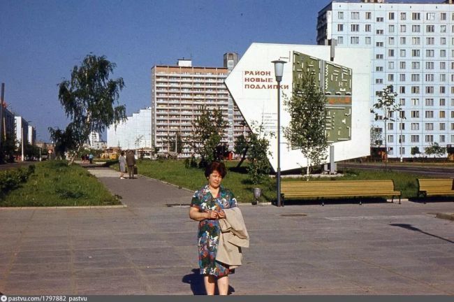 Замечательная фотография проспекта Королёва ещё до строительства магазина «Подарки». 1979..