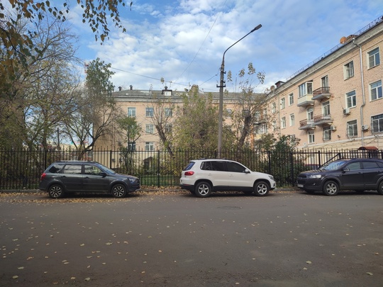 🏢🚧 Посторонним вход воспрещен! Как законно огородить многоквартирный дом забором  В наши дни все больше..