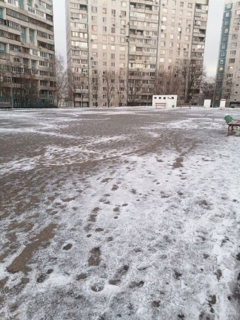 В Москве из-за гололедицы до понедельника продлили "желтый" уровень погодной опасности.  В Подмосковье тоже..