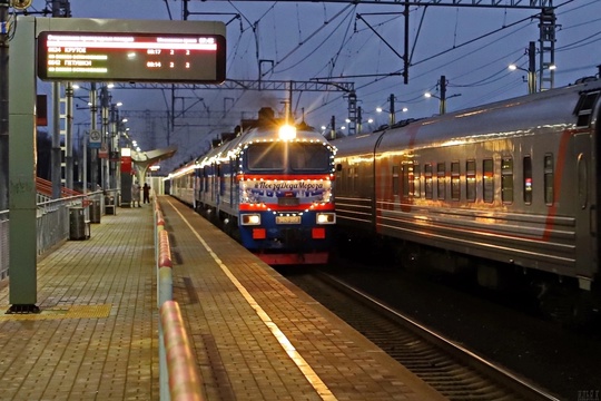 🚂🎅 Поезд Деда Мороза уже проездом побывал у нас в Орехово-Зуевском..