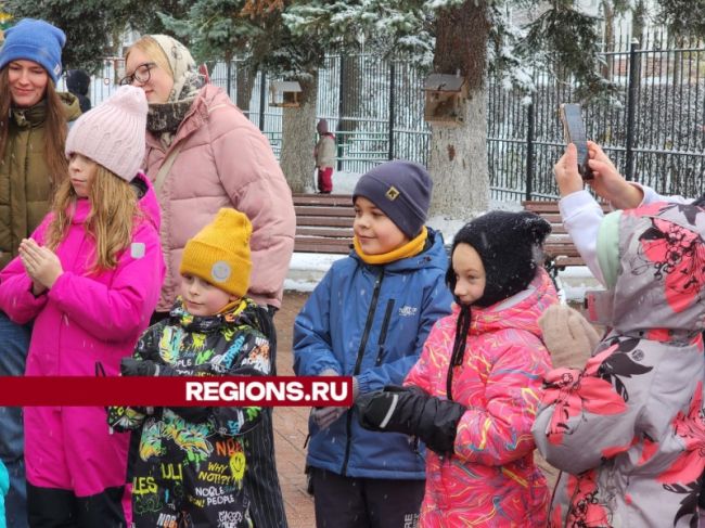 В День народного единства дети Красноармейска занимались игрой и лепкой снеговиков.  В Доме культуры имени..