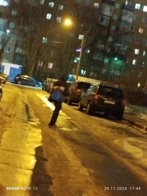 мальчик подросток ходит по городу и пишет разные надписи разресовал стену и электро щеток родители обратите..