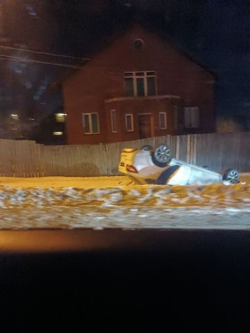 Ночной перевёртыш в Щапово на подъеме напротив кургана.
Фото из чата "Подольск: пробки, засады,..