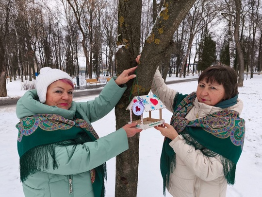 🦅 Расписные кормушки для птиц установили в парке Мира в Коломне  В разгар зимнего сезона особенно важно..