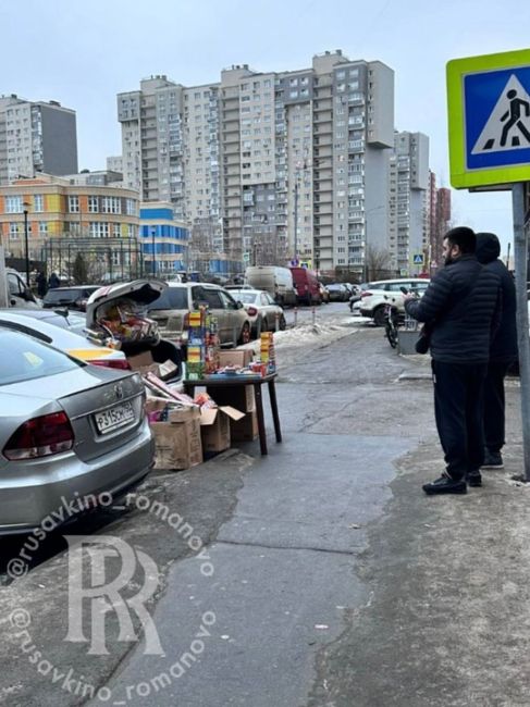 ⚡️ В Балашихе замечен таксист, который из багажника торгует неизвестного происхождения пиротехникой. 
..