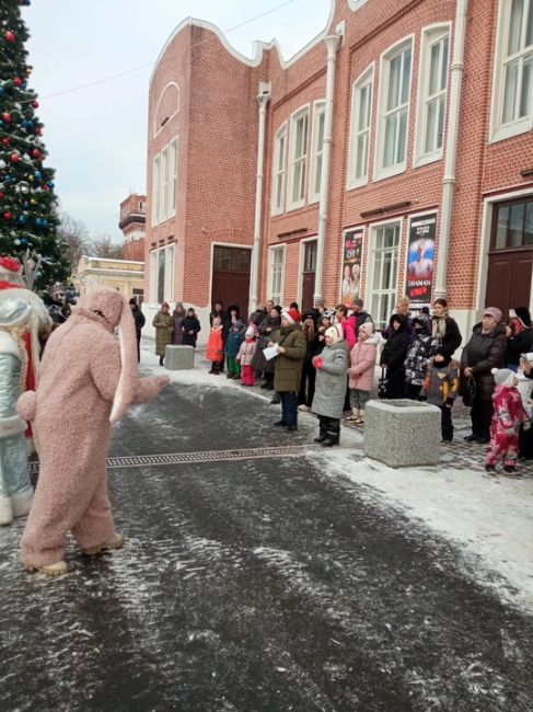 🎄Сегодня по городу колесил "ДедМоробOZ"! Заехал он и к ребятам, которые его ждали около Зимнего театра...