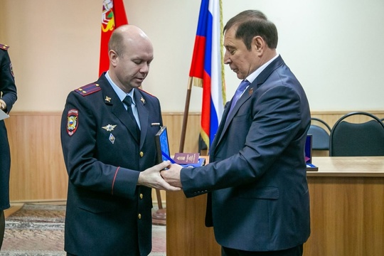 🎖 В Коломне наградили отличившихся сотрудников полиции  Четверо сотрудников УМВД по городскому округу..