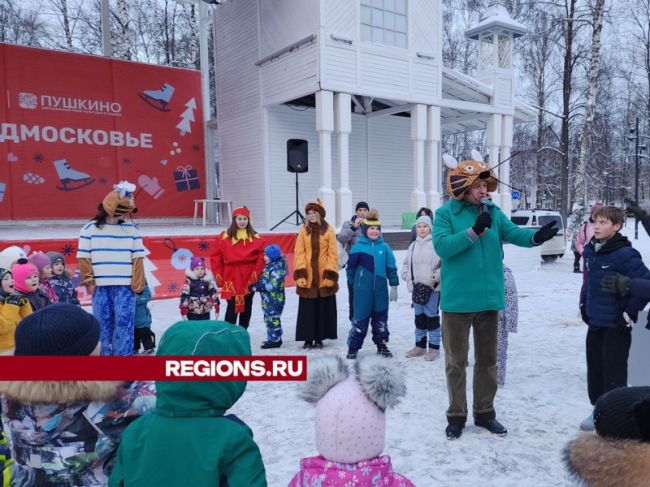 Компания с мультяшными персонажами развлекала детей в городском парке.  Фото: МедиаБанк Подмосковья/Ольга..