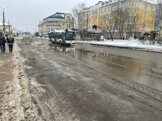 Вокзальную набережную сегодня ликвидировали.  Причина подтопления в авариях на водопроводе, который..