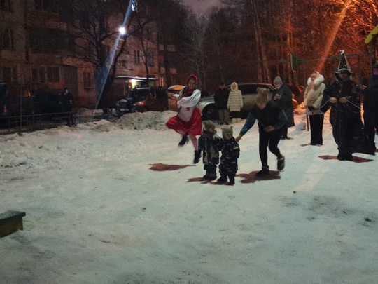 СКАЗКА ВО ДВОРЕ 🥳
Жильцы дома Северный проезд 9 организовали сегодня Новогоднее сказочное представление..