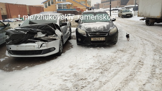 Мне плевать на всех, я паркуюсь где хочу!  Около ЖК Гагаринский поставили своё ведро прямо на узкий тротуар..