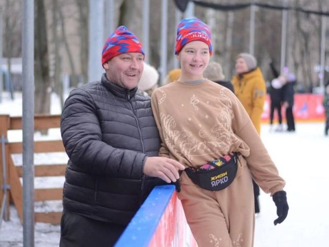 Тренировки на новом катке в Пушкино способствуют укреплению семейных связей.  Фото: администрация..