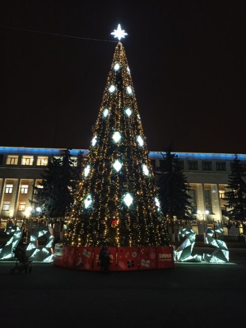 А вот и в Янтарном поставили прекрасную ёлочку 😍 
Ждём отчёты по всем..