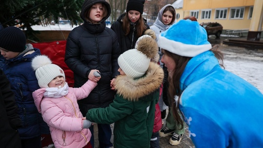 В преддверии Нового года юные подопечные семейного центра «Мытищинский» получили сладкие подарки. В роли..