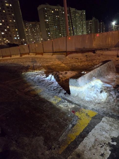 Пожалуйста будьте осторожны, на деревянных мостках очень скользко. Как результат у мужа перелом 😔 Берегите..