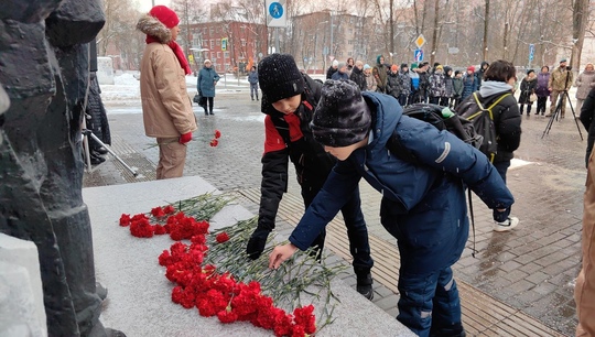 Юные ребята возложили цветы к мемориалу «Слава Героям»  В День Героев Отечества, 9 декабря, ребята из лицея №..