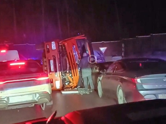 Вечером на съезде с Красногорского шоссе в сторону Калчуги и Рублево-Успенского шоссе, КАМАЗ на огромной..