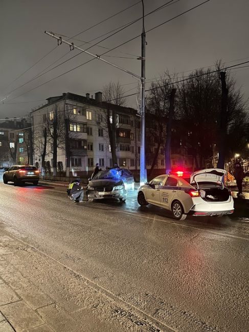 Ночное ДТП на школьной улице. По словам гибдд ехал один, живой, увезла..