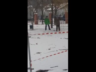 В нашем парке есть 2 маленьких пруда!  Ребята постоянно пытаются разбить лёд палками, ногами, самокатами,..