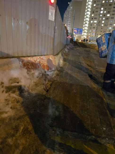 Пожалуйста будьте осторожны, на деревянных мостках очень скользко. Как результат у мужа перелом 😔 Берегите..