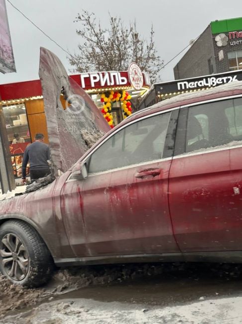 На Можайском шоссе в Мамоново горит автомобиль немецкой марки..