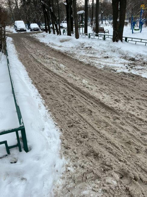 Здравствуйте наша администрация. И вы считаете это нормально? Железнякова 2, двор проходной, много пожилых..