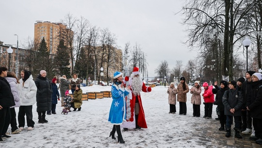 В преддверии Нового года юные подопечные семейного центра «Мытищинский» получили сладкие подарки. В роли..