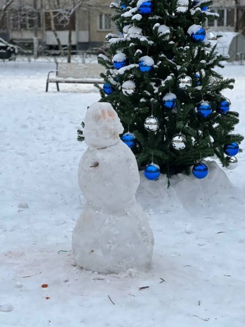 НОВОГОДНЯЯ СКАЗКА В БАЛАШИХЕ 🎄
Во дворе на Свердлова, 37 уже настоящая зимняя сказка! Слепили снеговика —..