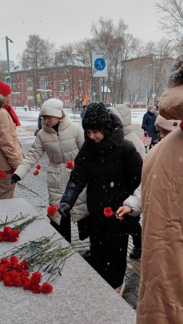 Юные ребята возложили цветы к мемориалу «Слава Героям»  В День Героев Отечества, 9 декабря, ребята из лицея №..