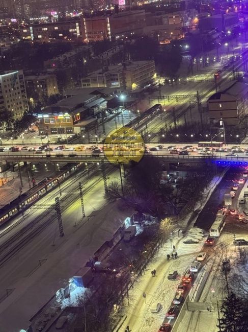 Тем временем, пробки сейчас уже 10 баллов 🫣
Дороги в Химках встали, на своих двоих будет..