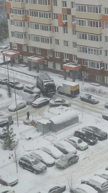 На днях в Зеленых аллеях  Мусоровоз не смог подъехать к мусорке. Продолжаем жить в мусоре..