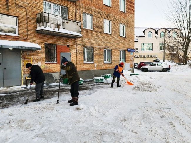 Сотрудники коммунальных служб продолжают чистить улицы Красноармейска.  Фото: Екатерина Мелкозерова ..