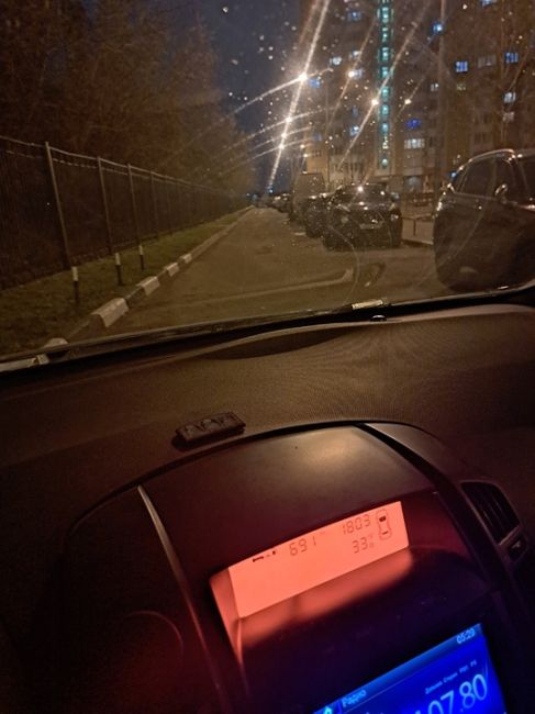 БИТВА ЗА ПАРКОВКУ 🚘
Я понимаю, что дома на Твардовке стоят один к одному. Машин много. Всё хотят поставить..