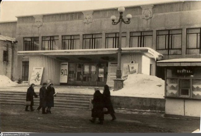 Наш театр. Фото 1962 года.
Немного изменились колонны и палатка..