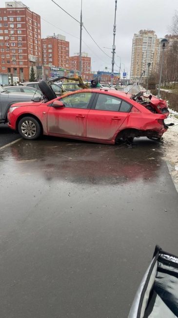 Очень дорогое ДТП в соседнем Куркино на Соколово-Мещерской…
Кто-то размотал Ламборгини Хуракан об красный..