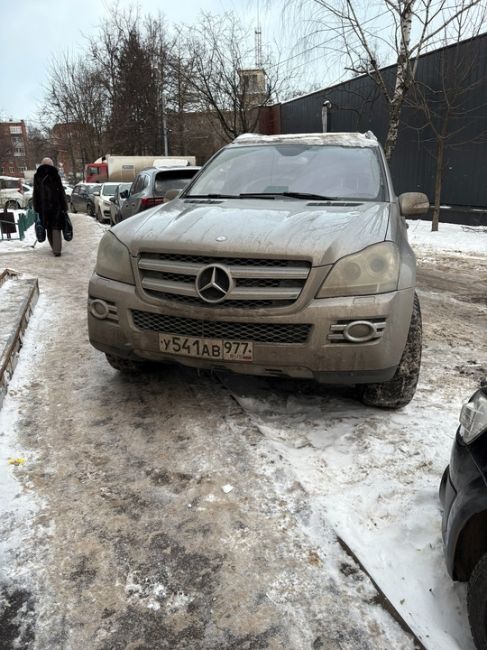 Припарковался так , что перекрыл пешеходную дорожку и дорогу..