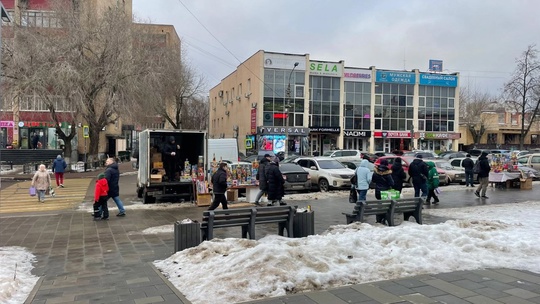 А вот и на раменские улицы пришел праздник! Весь центр города завален пиротехникой.
Продавать можно,..