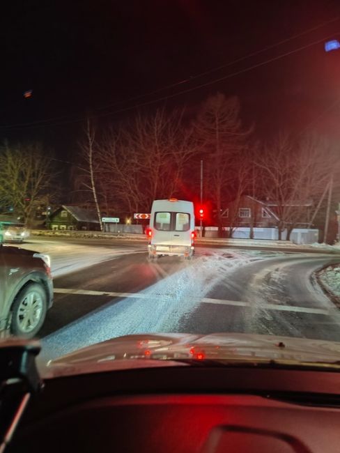 Водитель маршрутки 2-ды пытался спровоцировать аварийную ситуацию, подрезая на выездах с остановок и..