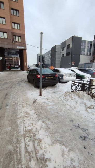 Мне плевать на всех, я паркуюсь где хочу!
Около ЖК Гагаринский постоянно кидают свои жоповозки прямо на узкий..