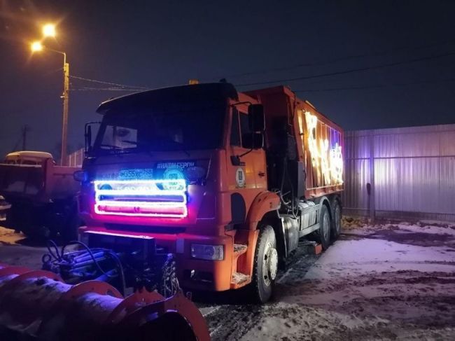 Коммунальные автомобили в Пушкино были украшены праздничной подсветкой.  Фото: t.me/pushgorkhoz 
Автор: Максим..