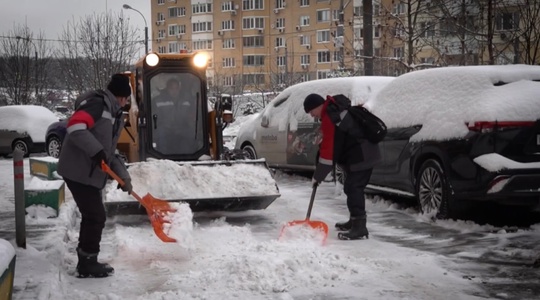 В Красногорске продолжается уборка последствий снегопада. В первую очередь расчистка проходит во дворах..