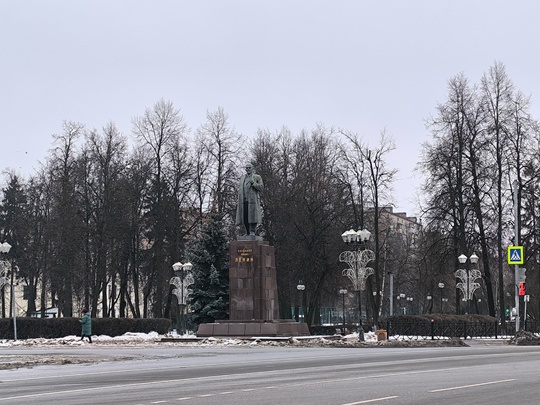 Если посмотреть на новую стелу на площади с точки зрения окружающих её объектов, то по стилю она сочетается с..