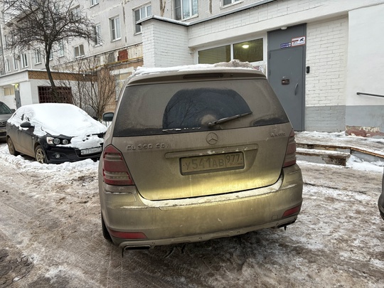 Припарковался так , что перекрыл пешеходную дорожку и дорогу..