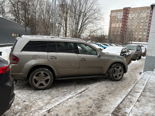 Припарковался так , что перекрыл пешеходную дорожку и дорогу..