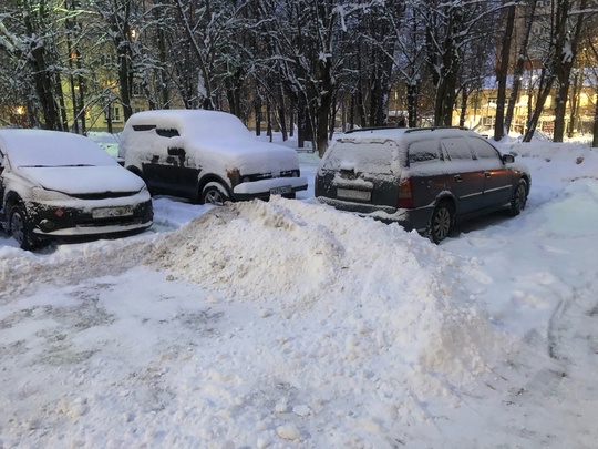 Из года в год во дворе Ленина,33  трактор зачищает посередине, отваливая мокрые булыжники снега под машины.  Не..