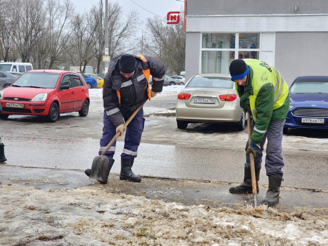 ✅Коммунальщики приводят тротуары в порядок.
Около детского сада «Алёнушка» грейдер и погрузчик вывезли..