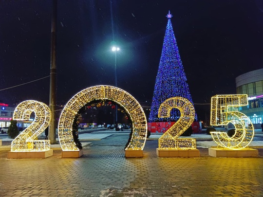 📸 Наш фотограф запечатлел самые красивые места для того, чтобы заряжаться новогодним настроением. Яркие..