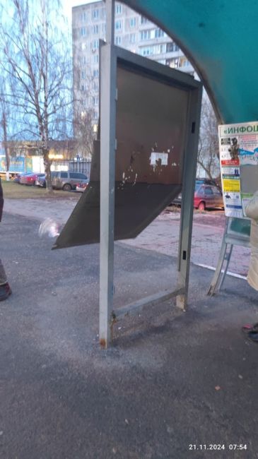 Это что?? Это остановки?? Вы нормальные?! А если с сумками и в дождь? В лужи ставить или в руках полчаса до..