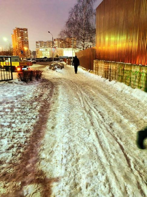 ❗️Из тротуара сделали дорогу, сообщают жители СНТ «Вахтанговец».  В связи с тем, что в конце пешеходного..